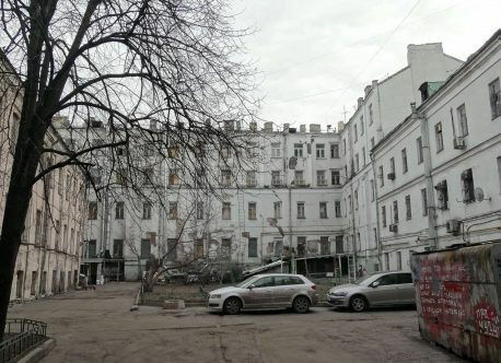 "Дом Позднякова" удалось отстоять от сноса в 2005 году, но атаки застройщиков на "лакоый кусок" московской земли  возобновились через 15  лет .