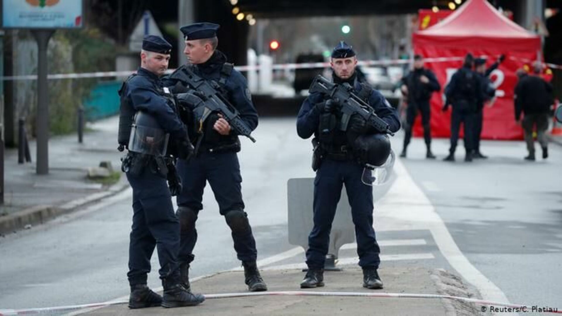 Как называется нападение. Национальная жандармерия Франции. Национальная полиция Франции. Полиция Франции жандармерия. Полицейский во Франции.