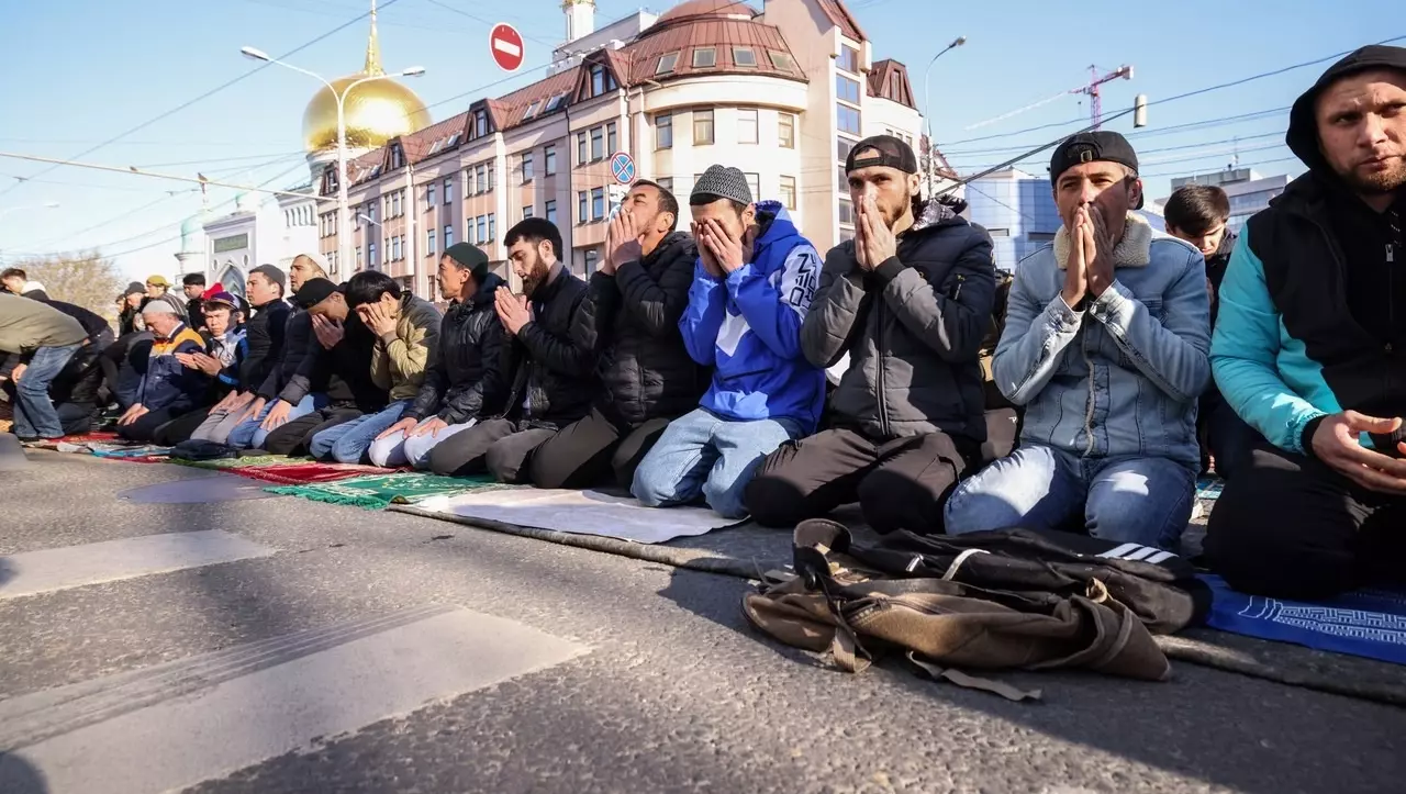 Мусульмане на Соборной площади в Москве