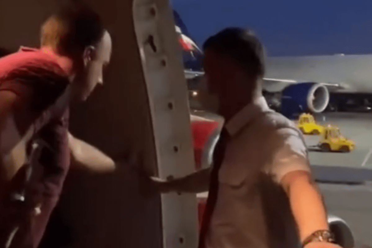 Следком начал проверку инцидента с открытой дверью в самолете в Шереметьево