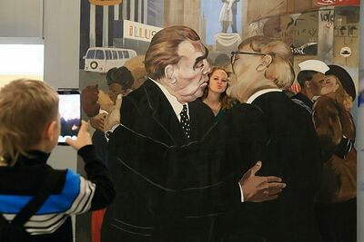 Не только поцелуи: чем запомнилась эпоха Брежнева его современникам