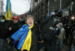 В Киеве митингующие заблокировали здание правительства Украины