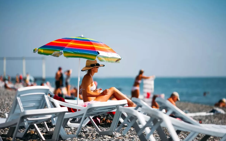 Отдыхающим на пляжах Сочи придется соблюдать социальное дистанцирование