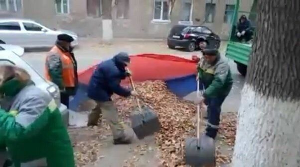В Волгограде идет проверка по факту осквернения дворниками флага РФ