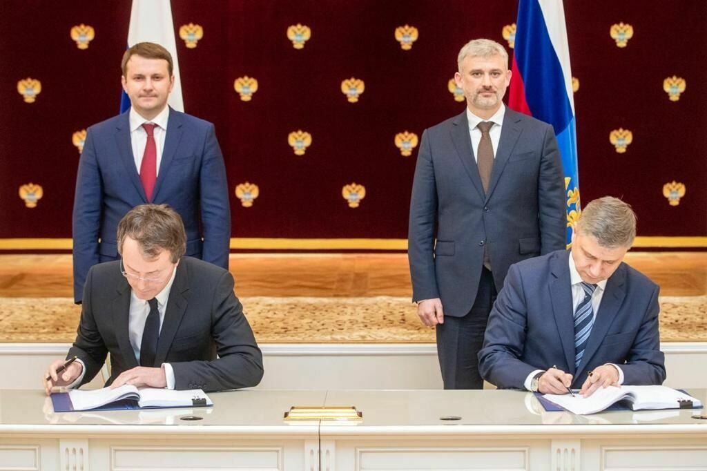 Подписание договора о сотрудничестве Русланом Байсаровым и Олегом Белозеровым