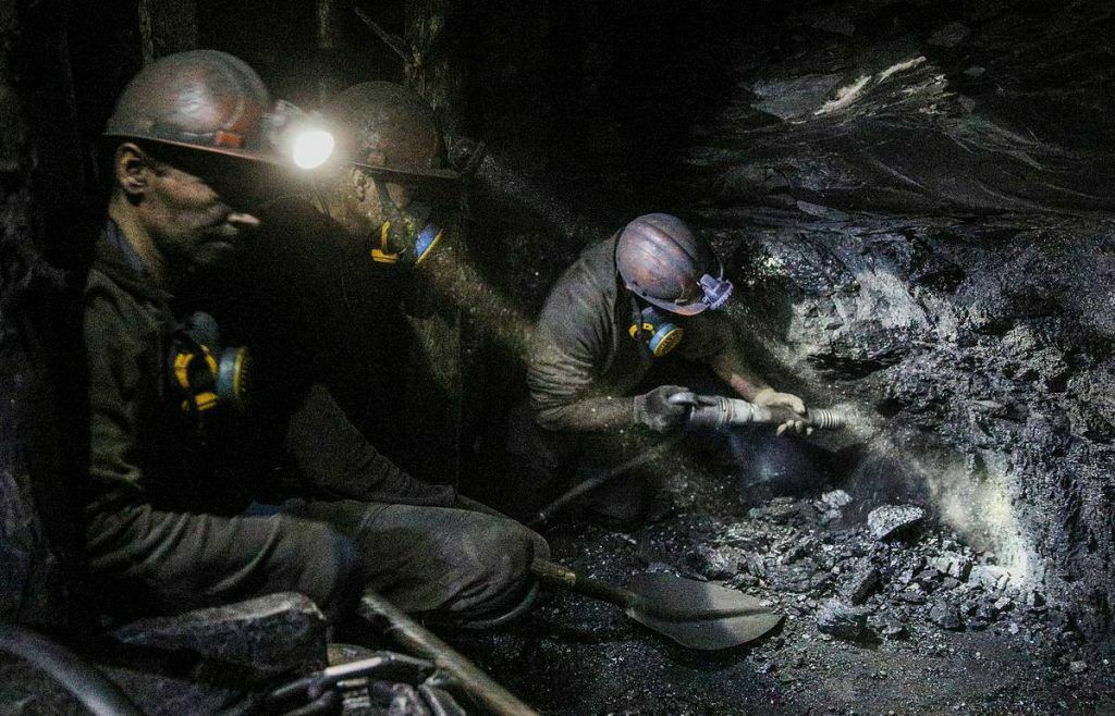 Свыше 80 горняков оказались в ловушке на шахте им. Засядько после обстрелов Донецка