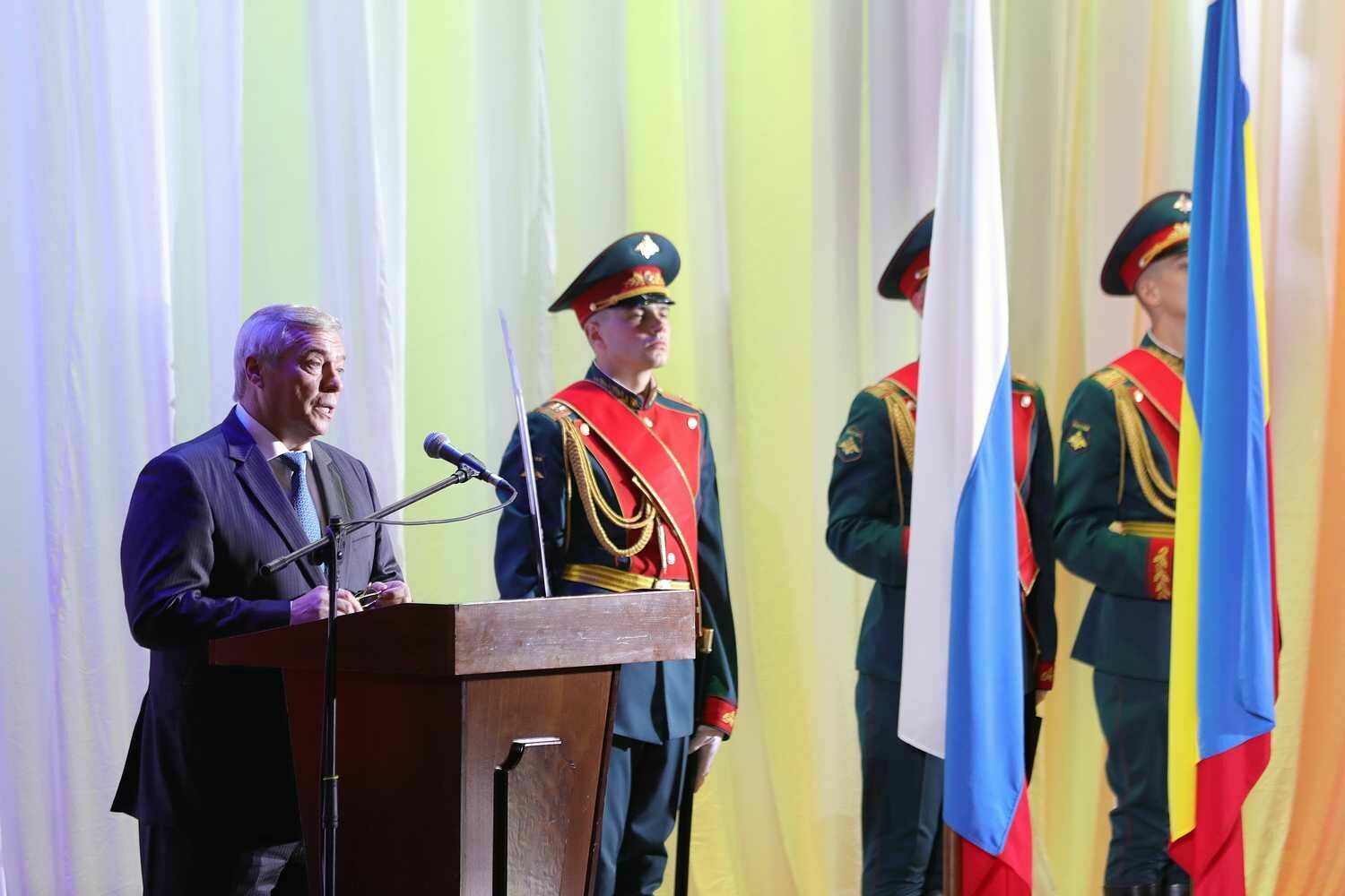 Губернатор Василий Голубев на торжественном собрании, посвященном 270-летию донской столицы