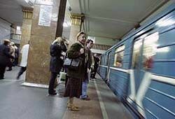 Упавший на рельсы человек парализовал движение в московском метро