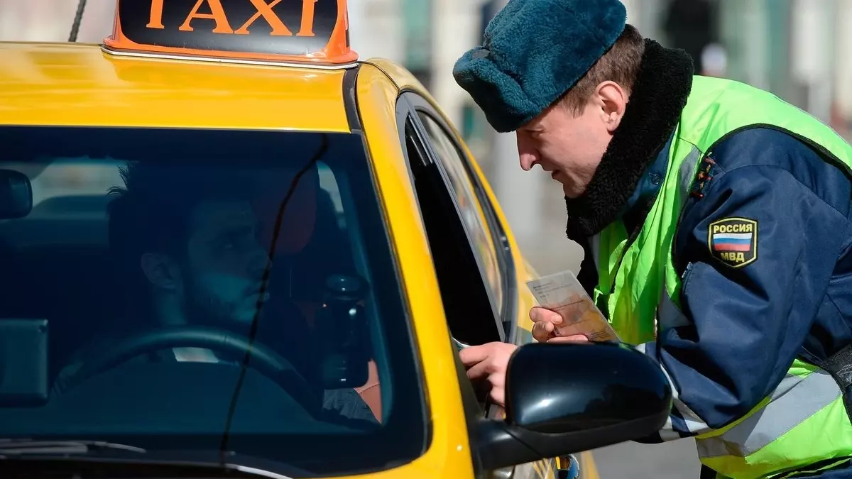Проверка водителя такси на дороге - обычная процедура в последнее время.
