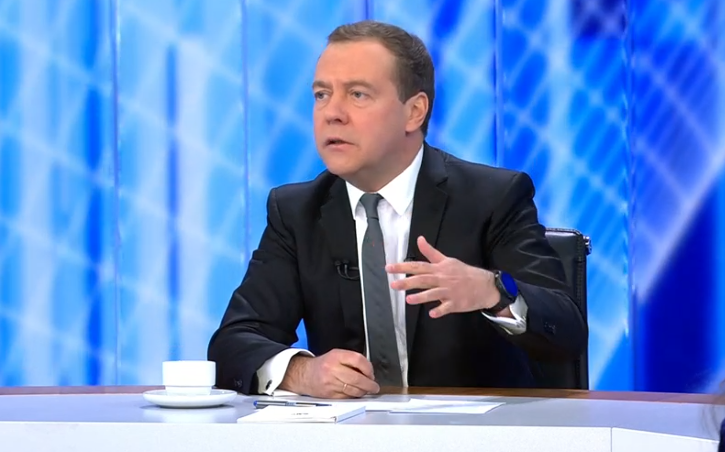 И нашим, и вашим... Что услышали эксперты в интервью Дмитрия Медведева