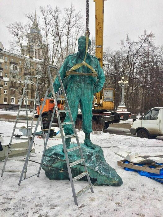 Творение скульптора Алексея Чебаненко появилось в Москве вопреки воле местных жителей.