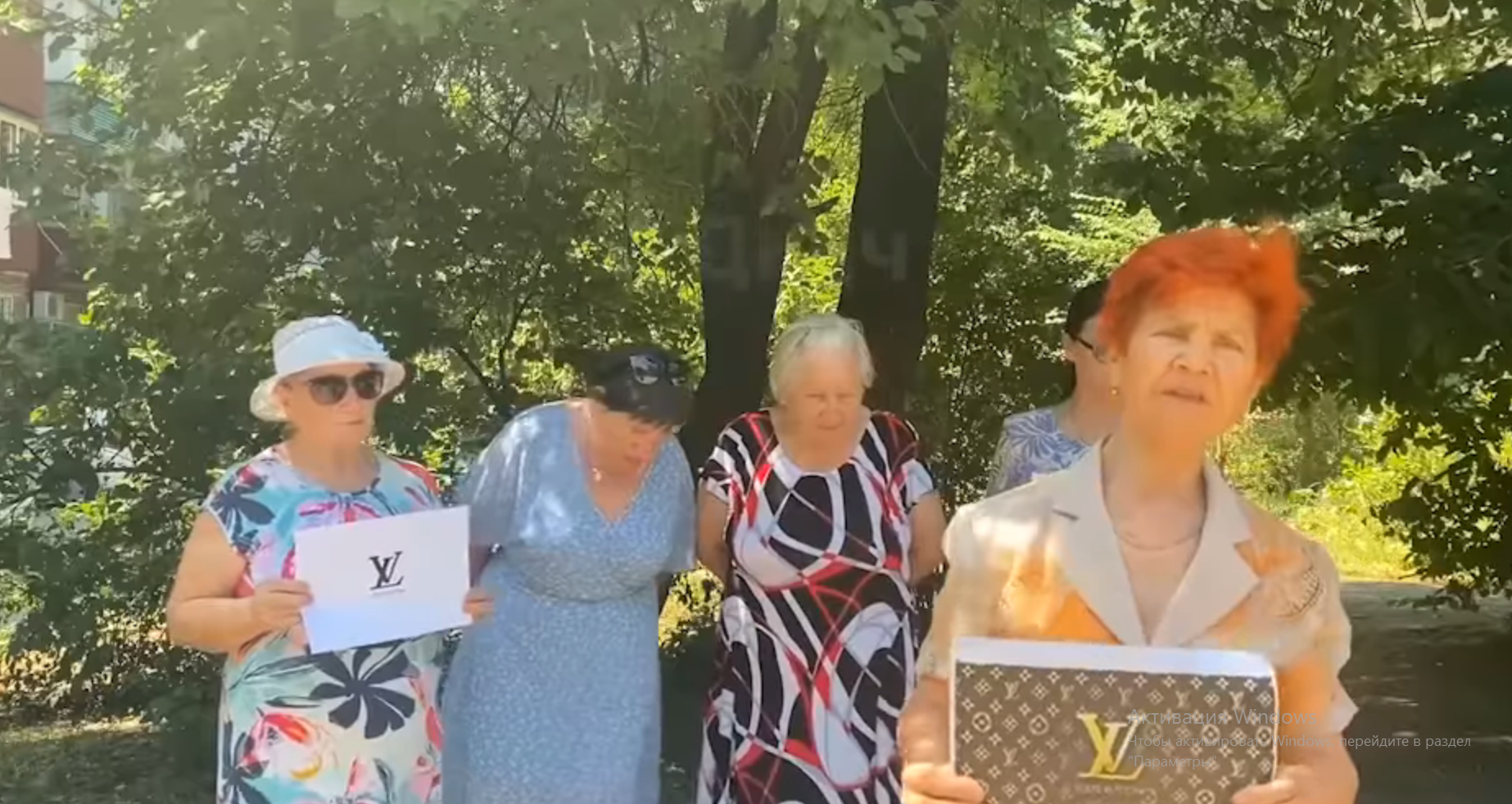Видео дня: бабули из «Отрядов Путина» жгут символику модного люксового бренда