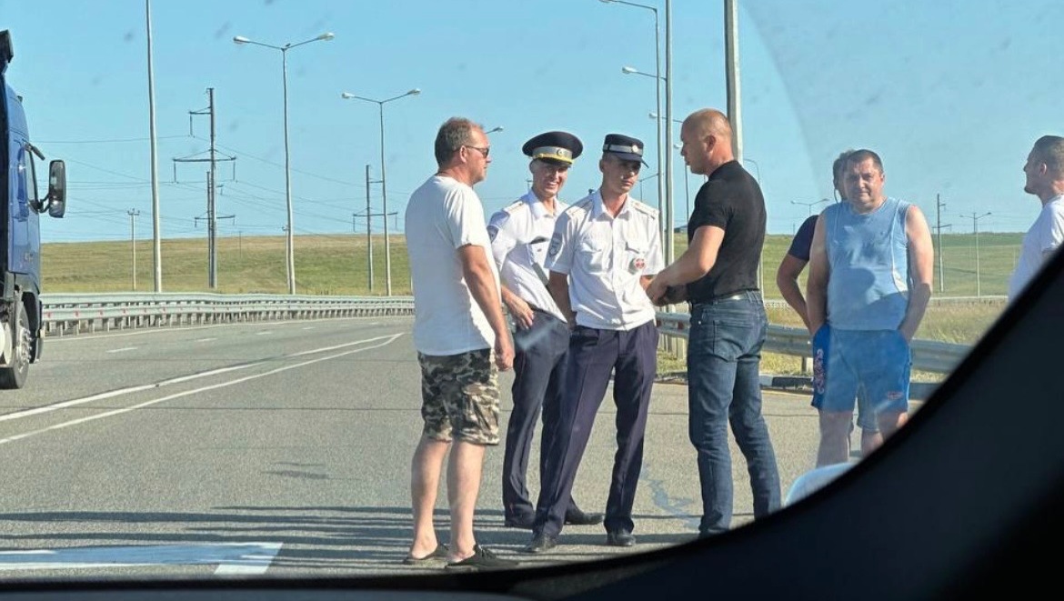 Крымский мост заблокирован: на переправе работает аварийно-спасательный отряд
