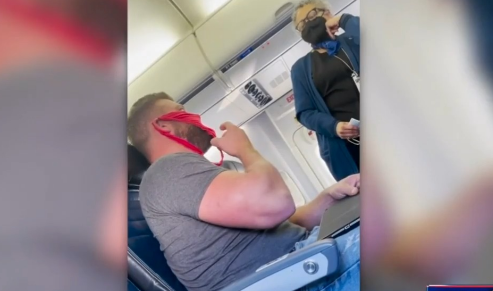 С рейса United Airlines сняли пассажира с трусами на лице вместо маски