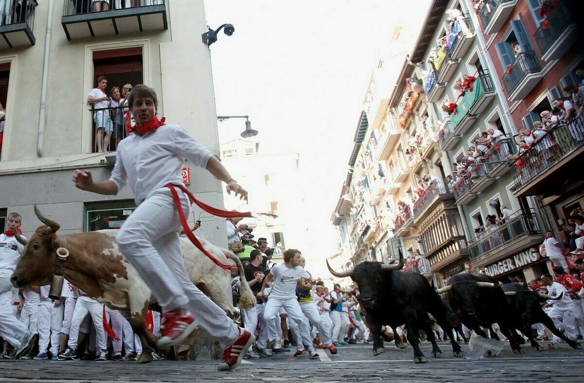 Испания отменила фестиваль с забегом от быков, опасаясь роста числа заболевших COVID