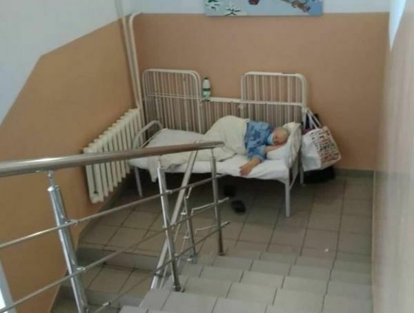 Фото дня: в больнице Новосибирской области пациенты с ковидом лежат на лестнице