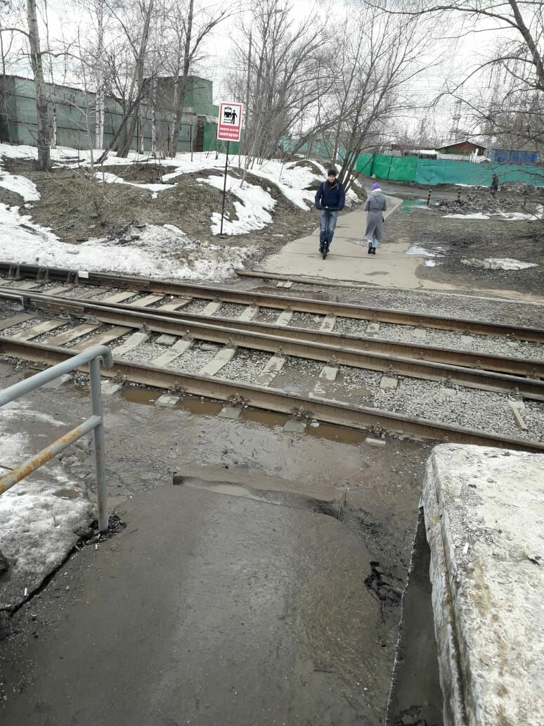 К метро из ЖК "Юрлово" нужно идти через действующее полотно железной дороги