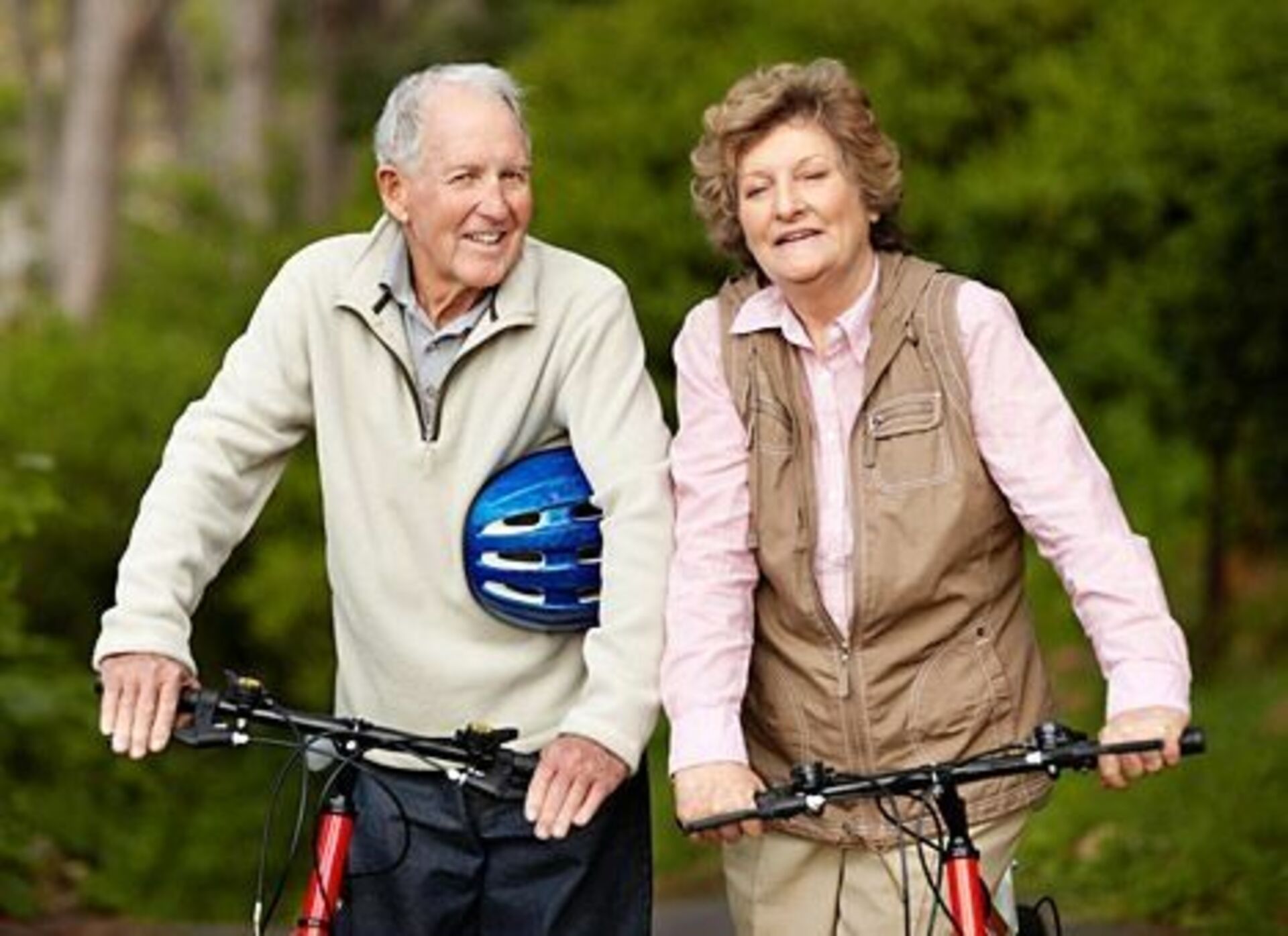 Почтенный человек это какой человек. Пожилые люди. Спортивные пожилые люди. Велосипед для пожилых людей. Пожилая пара на велосипедах.