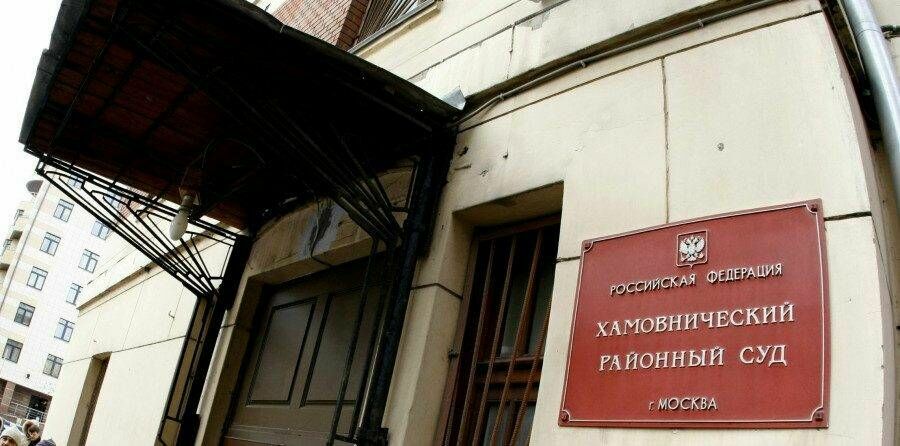 На днях Хамовнический суд Москвы зарегистрировал новое заявление С.Савицкой по поводу ее претензий на долю в квартире, купленной актером Олегом Меньшиковым.