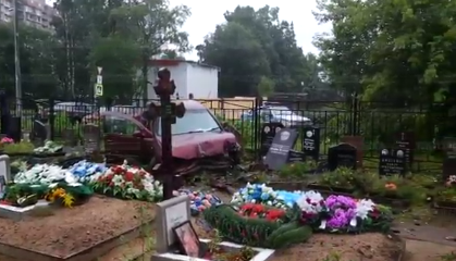 В Петербурге автомобиль снес десятки надгробий на Богословском кладбище