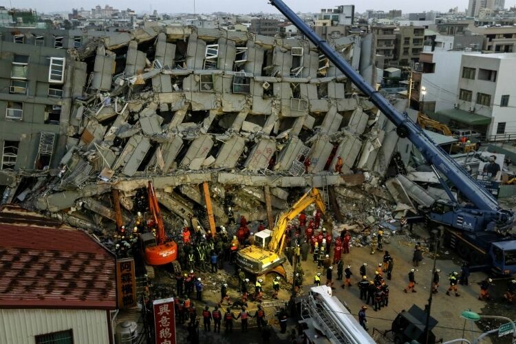 Число жертв сильного землетрясения на Тайване достигло 23 человек