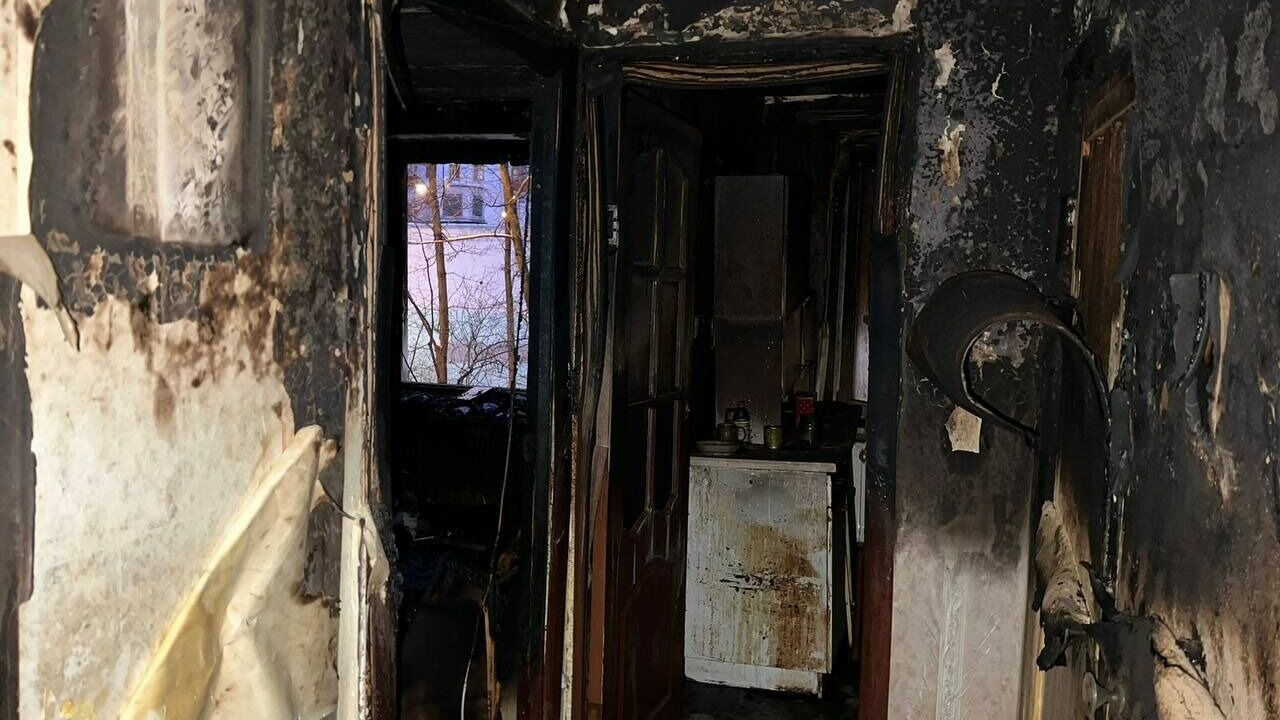 В Москве после пожара в квартире обнаружили тело с ножевыми ранениями