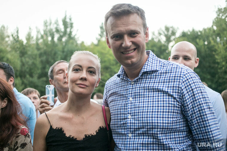 Навальный с женой улетел в Испанию