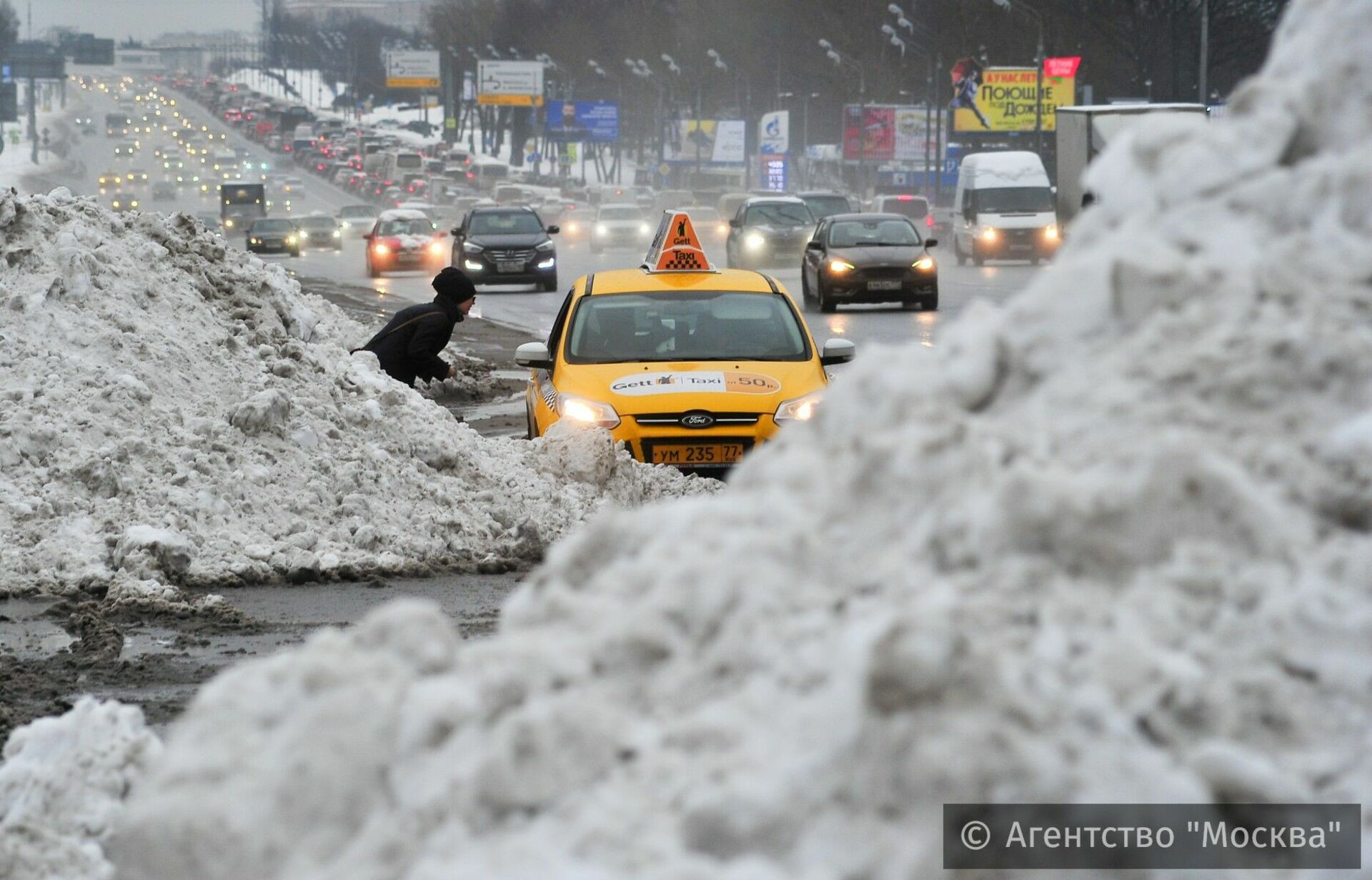 Почему сегодня снег. Снегопад в Москве. Снегопад на дороге. Снегопад в Москве сегодня. Сугробы в Москве.