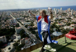 «Человек-паук» покорил самое высокое здание Гаваны