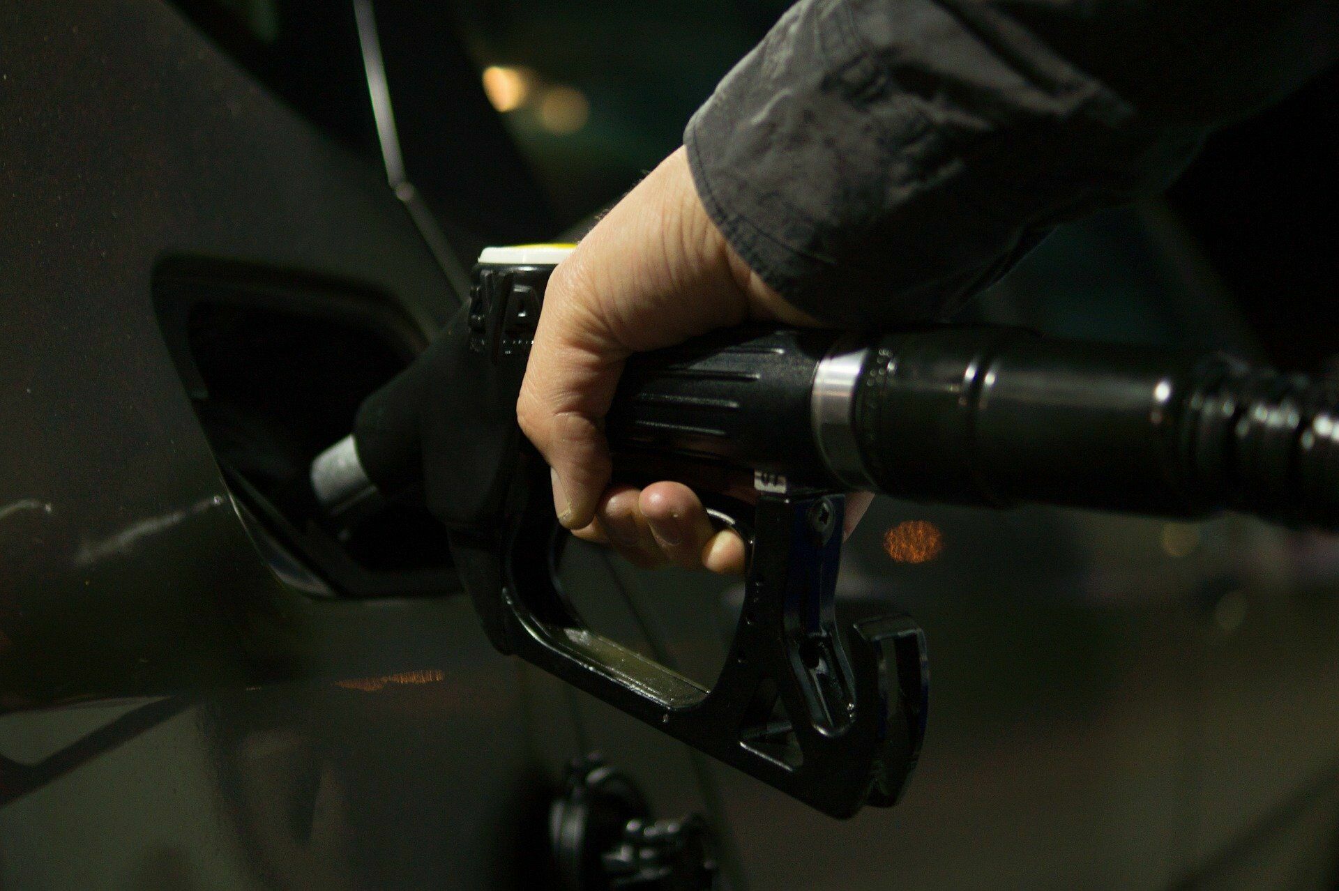 Эксперты ожидают поставок контрафакта на АЗС из-за низкого спроса на бензин