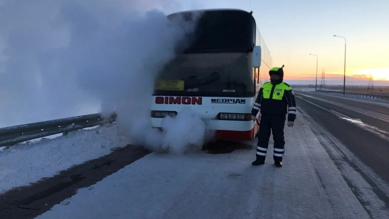 Под Самарой сотрудники полиции и МЧС спасли замерзающих пассажиров автобуса