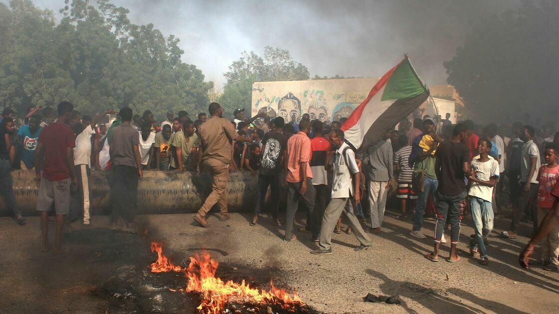 Жители Судана вышли на протест против власти военных