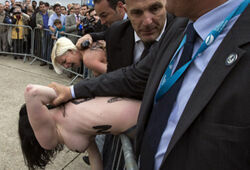 Три FEMENистки были задержаны в ходе акции у Елисейского дворца