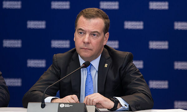Всей партией - против вируса: Медведев переформатирует работу "Единой России"