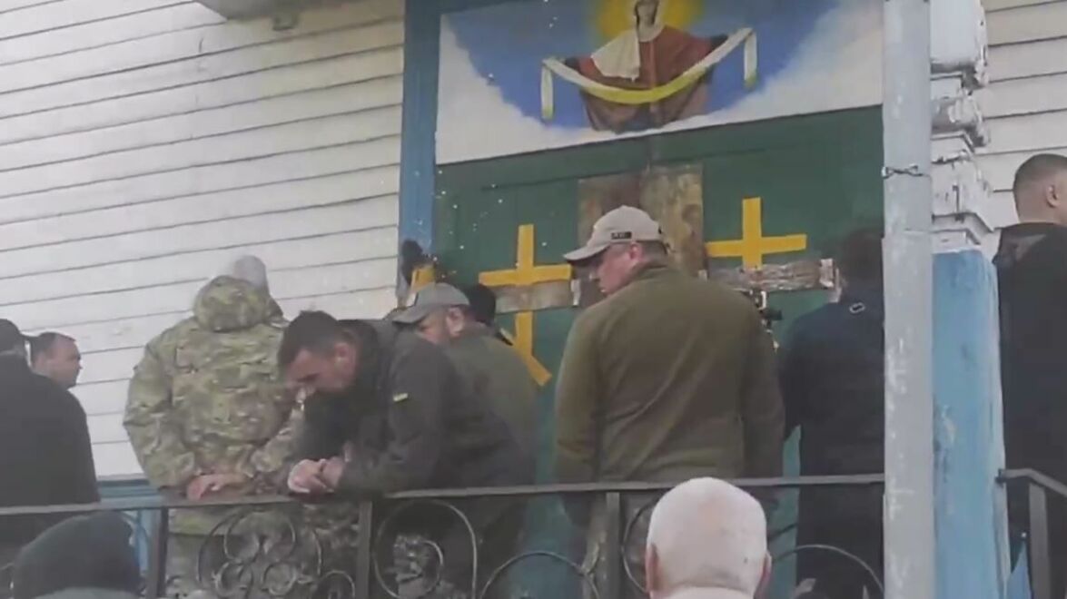 Раскольники надругались над Библией после захвата православного храма под Киевом