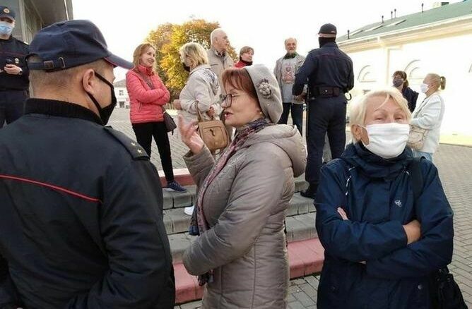 Герои нашего времени: белорусский ОМОН задержал 73-летнюю пенсионерку