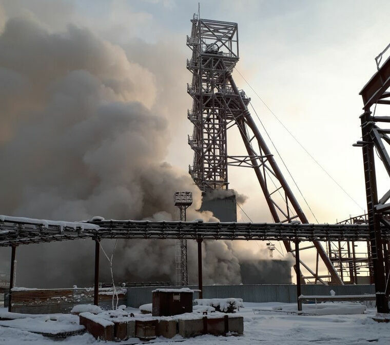 В Соликамске горит шахта ПАО «Уралкалий»/ На фото — территория рудника «Соликамск-3». За забором виден большой серый столб дыма, который поднимается из-под земли.