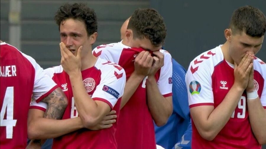 Футболисты сборной Дании не могли сдержать слез, стоя в ограждении вокруг лежащего товарища