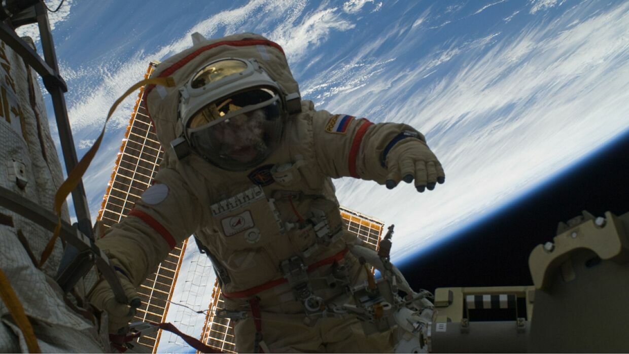 Российские космонавты выйдут в открытый космос за полотенцем