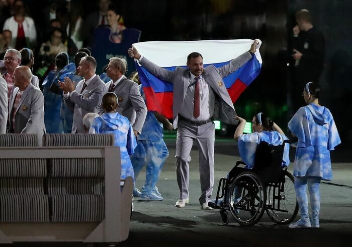 Паралимпийца, пронесшего флаг РФ, требуют наградить орденом Дружбы