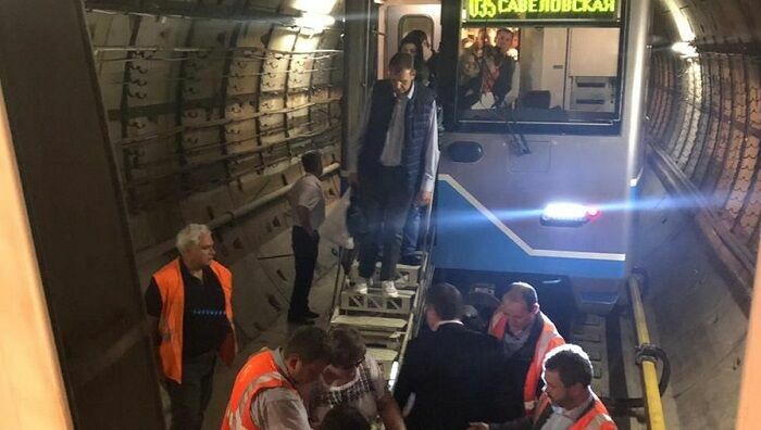 В московском метро застряли три поезда с пассажирами на три часа