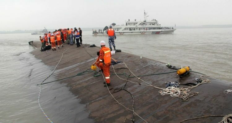 Спасатели надеются найти больше выживших на месте кораблекрушения «Звезды Востока»