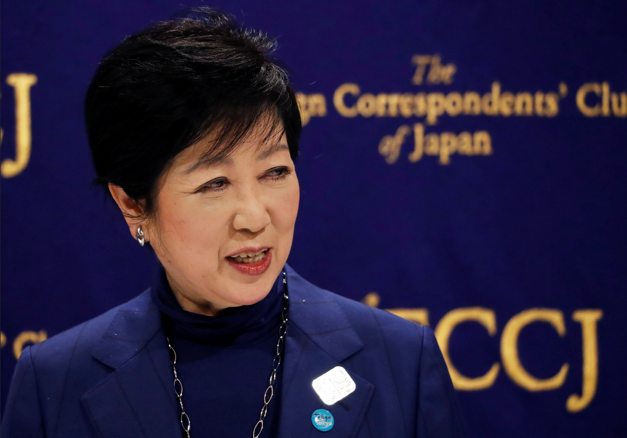 Будь как Макрон: губернатор Токио призвала горожан носить зимой теплые водолазки