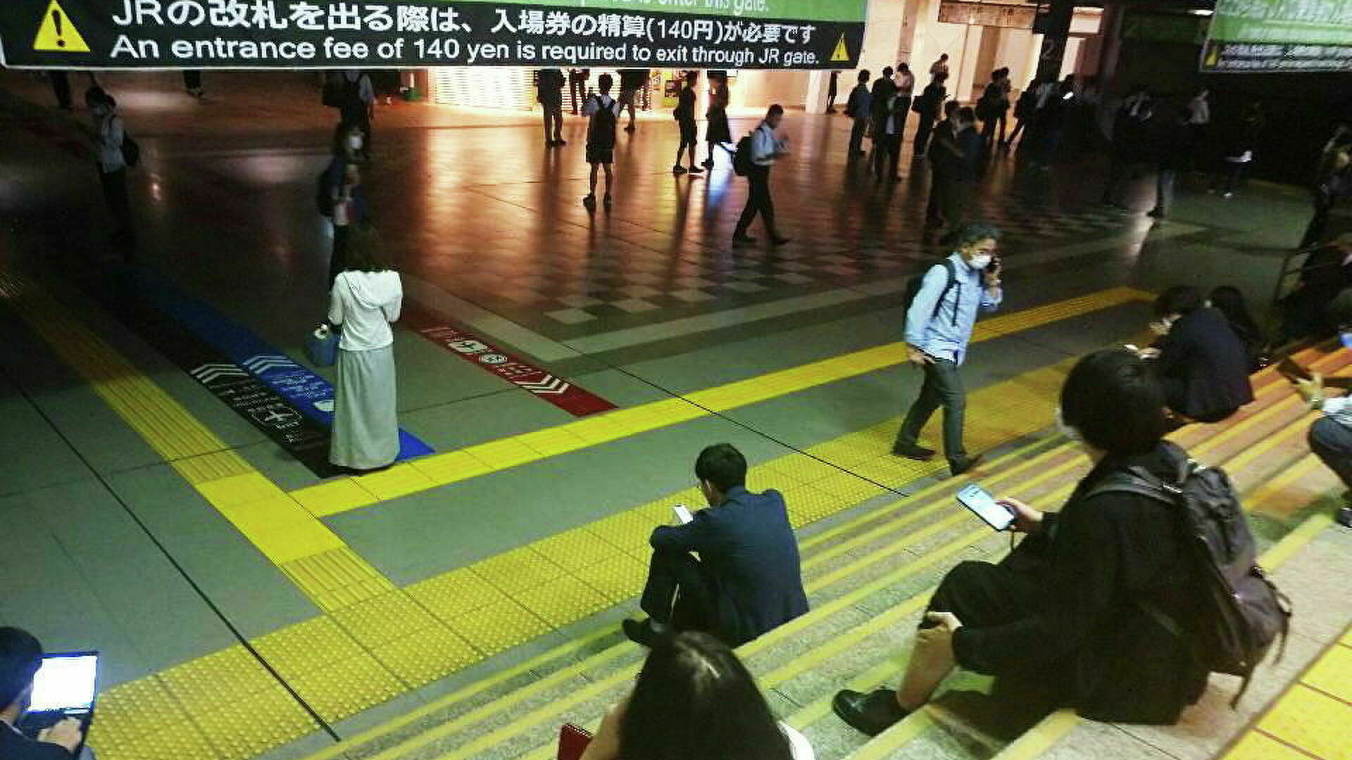 Япония землетрясение сегодня последние. Землетрясение в Японии 2021. Япония Токио землетрясение. Станция люди Япония.