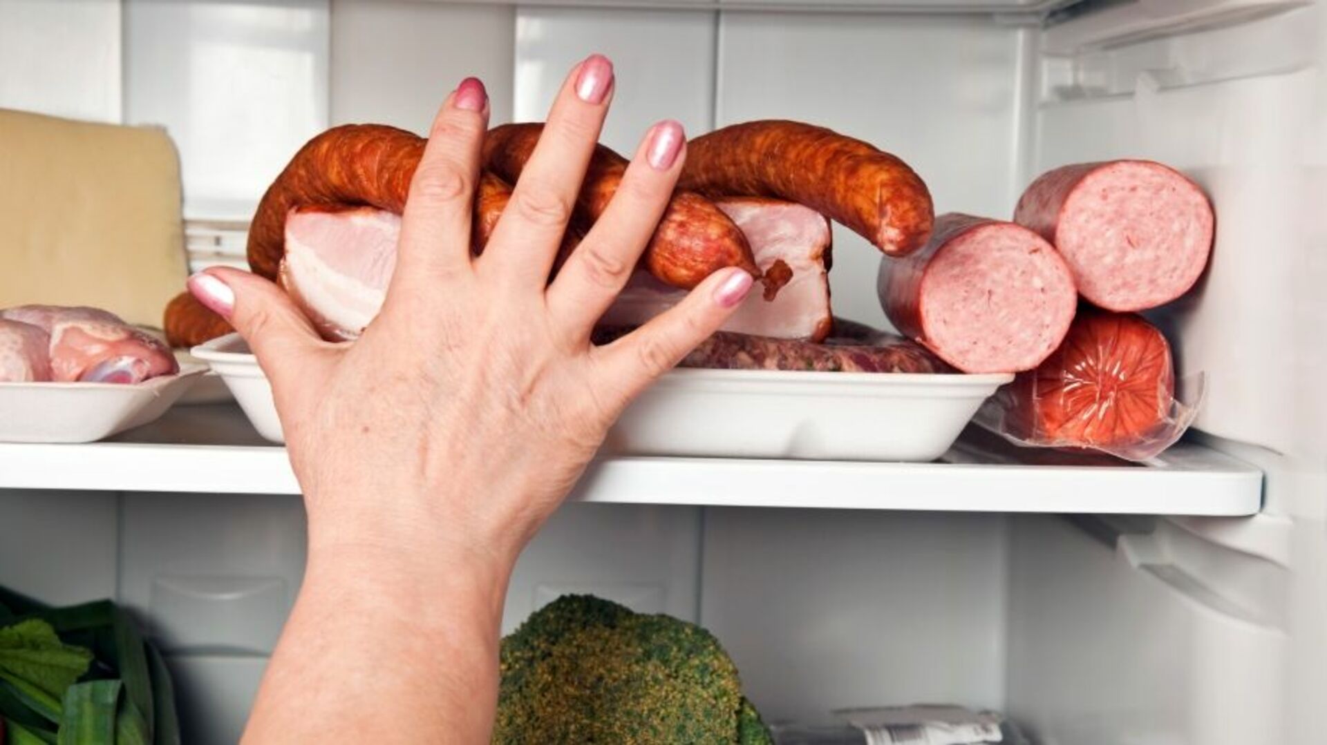 В холодильнике есть мясо. Колбаса в холодильне. Колбаса в холодильнике. Сосиски в холодильнике. Холодильник полный колбасы.