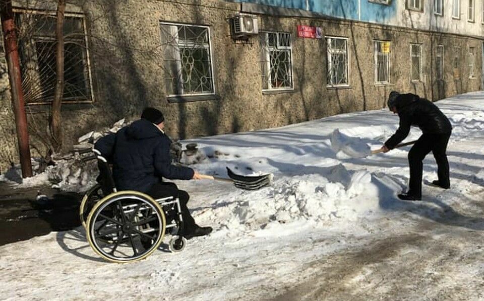 Больше некому: в Челябинске инвалиды вышли на расчистку снега