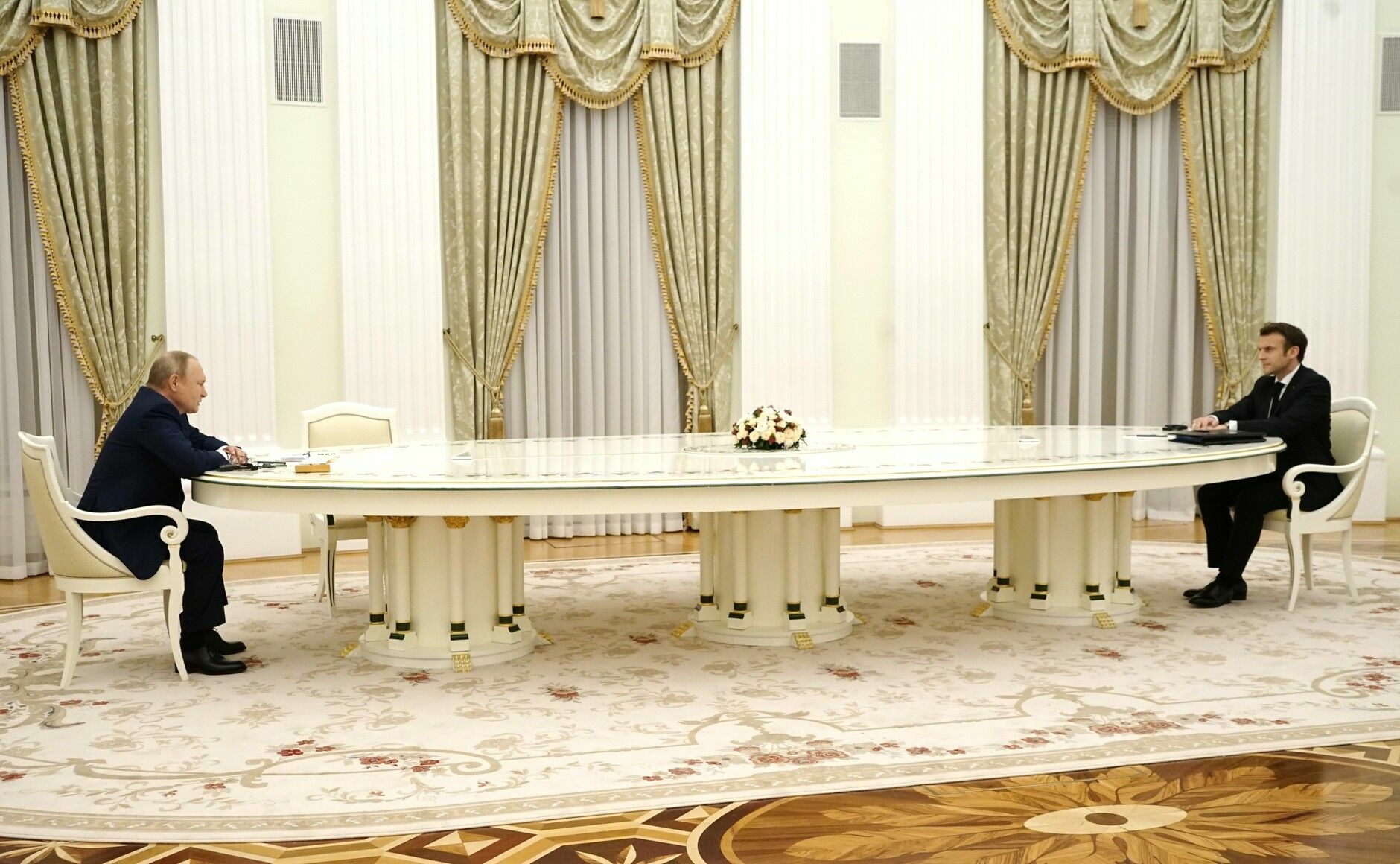 СМИ: Макрона в Кремле посадили за 4-метровый стол из-за его отказа сдать ПЦР-тест