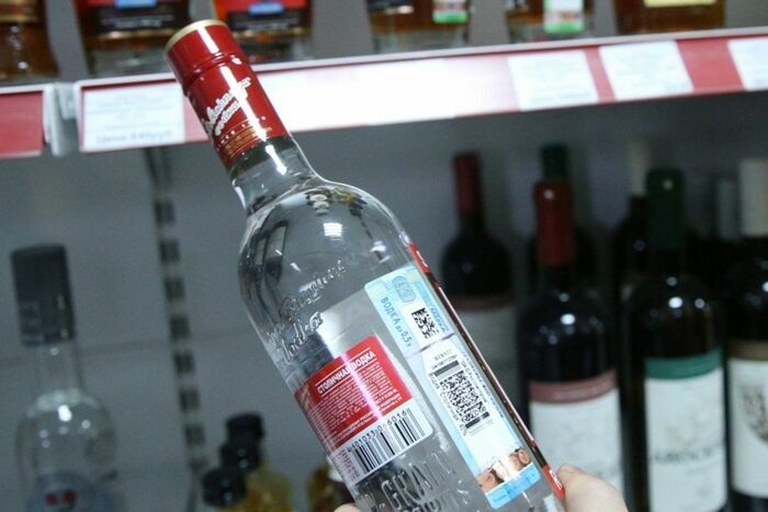 Житель Владивостока пьет водку из бутылок залпом, чтобы не платить