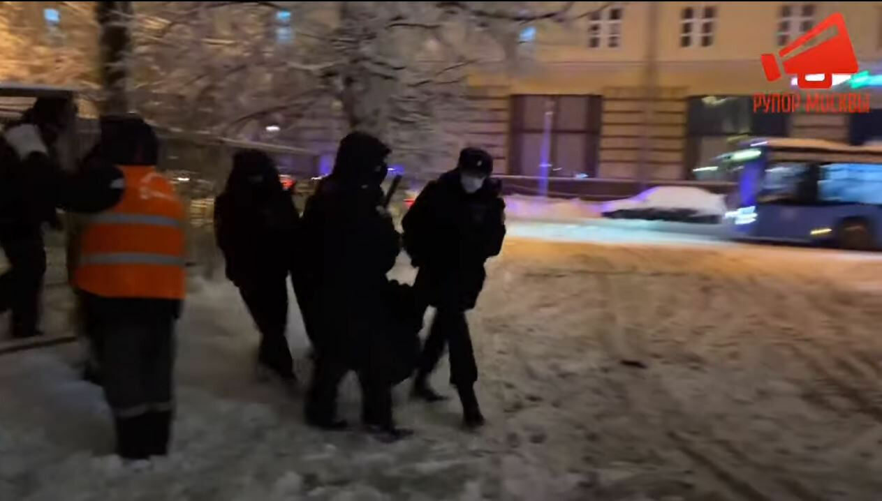 Задержание в Гагаринском районе. Людей волокут по земле. Фото: "Рупор Москвы".