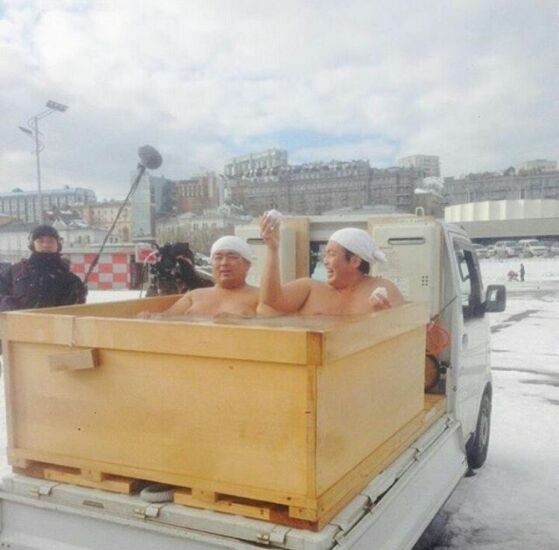 Японские юмористы проехали по Владивостоку в ванне на колесах